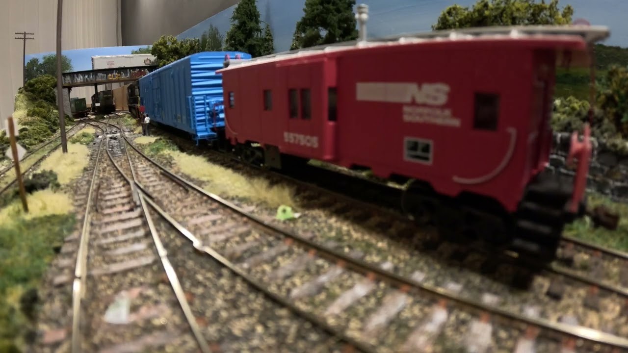 Athearn Genesis HO scale Dash 9 ‘Top Hat’ + Scale Sound Systems speaker 