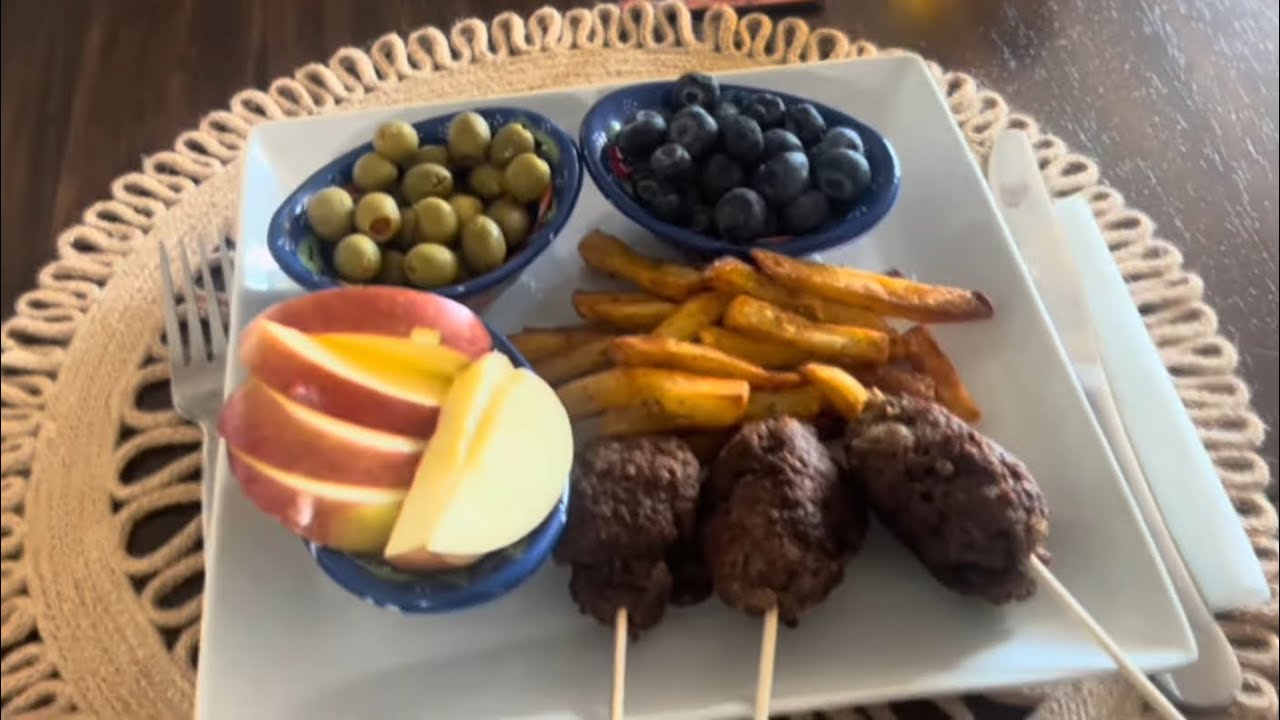 Colombinas de carne molida apanadas y papas crujientes en airfryer 