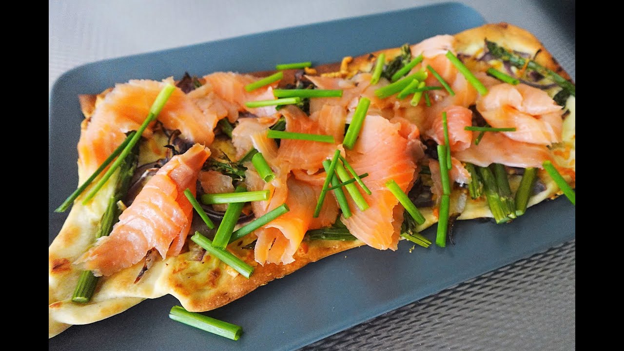 Flammkuchen met groene asperges, gerookte zalm en bieslook
