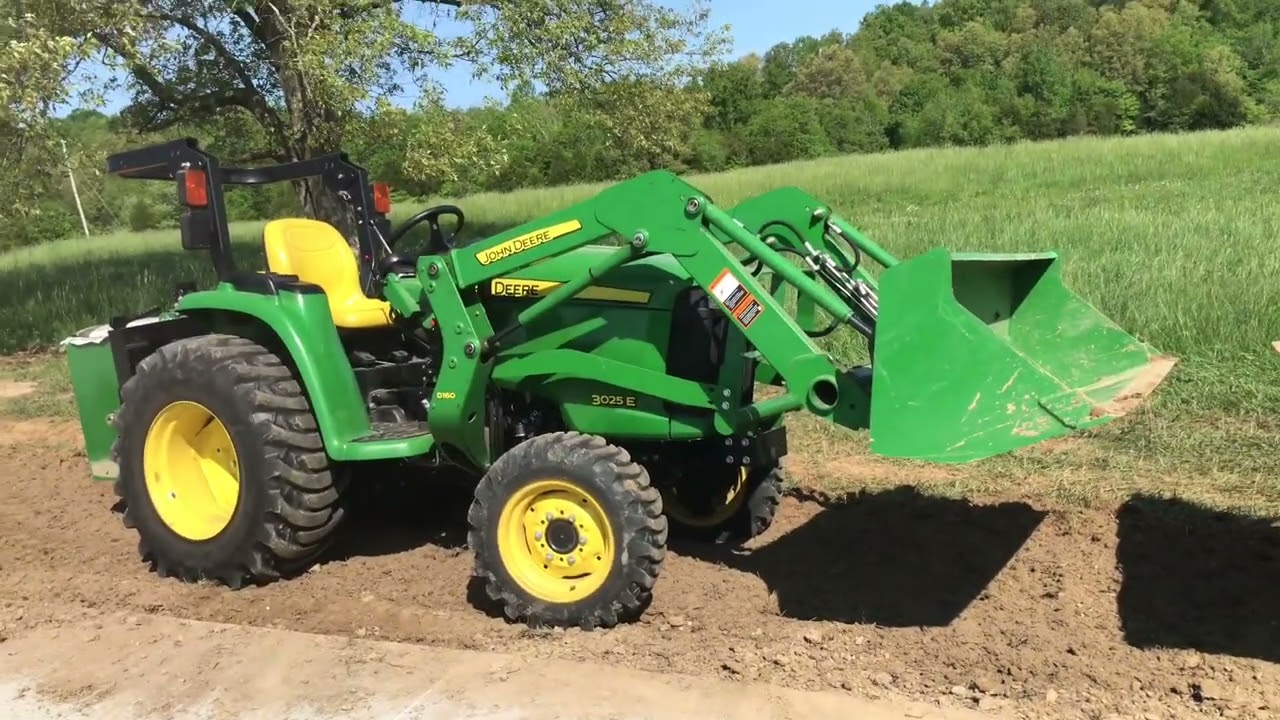Тракторы John Deere 3025e и 3032e убирают землю. @CreekviewAcres