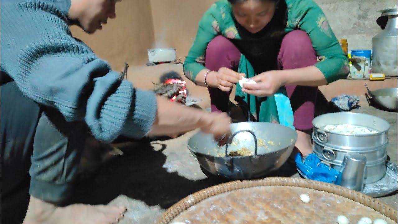 देवार भाउजु मोमो बनाउँदै 😲😲