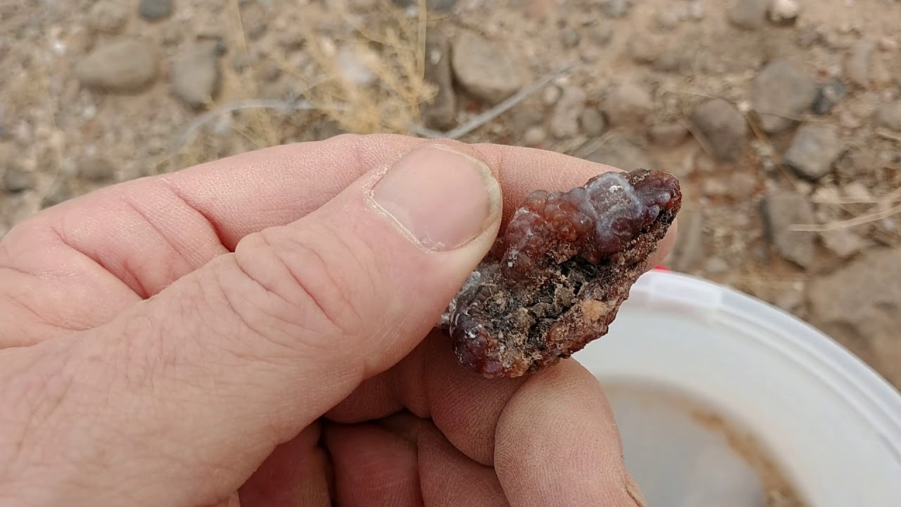Rock hunters, a informative video of finding fire agate in the Arizona desert.