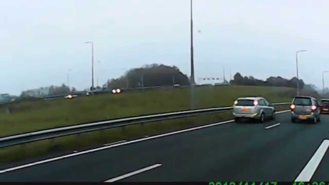 stukje beveiliging door ANWB Wegenwacht lepelwagen op A16 li,Terbregseplein