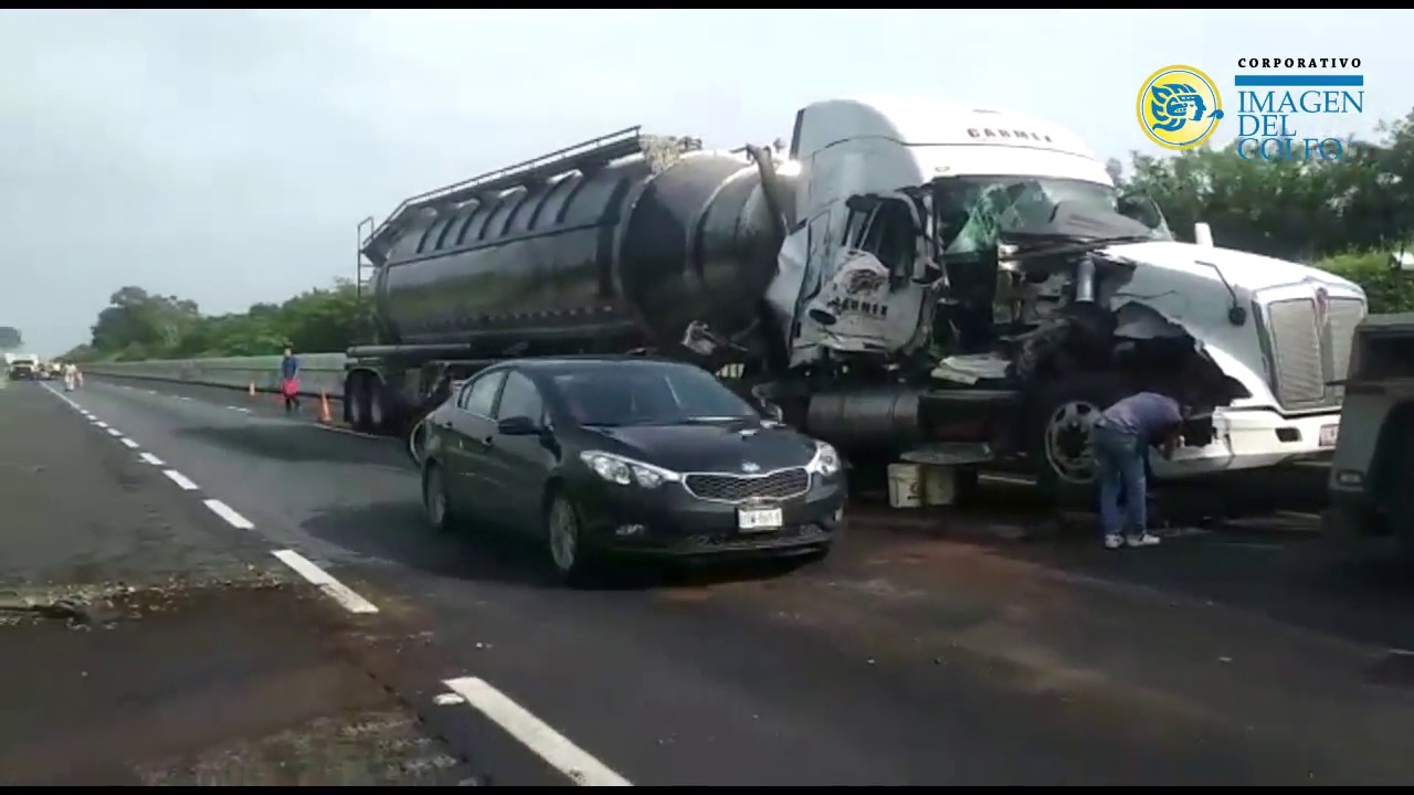 Tr&aacute;iler embiste a empleados de Capufe en Acayucan