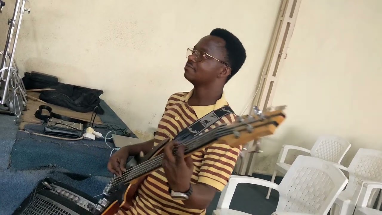 NDAGUSHIMIYE UMUGAMBA By Dudu t.NIYUKURI cover cesar on guitar bass