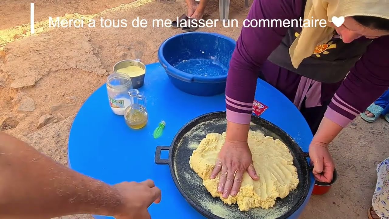 Tata Rachida réalise une magnifique harcha au four (galette de semoule)