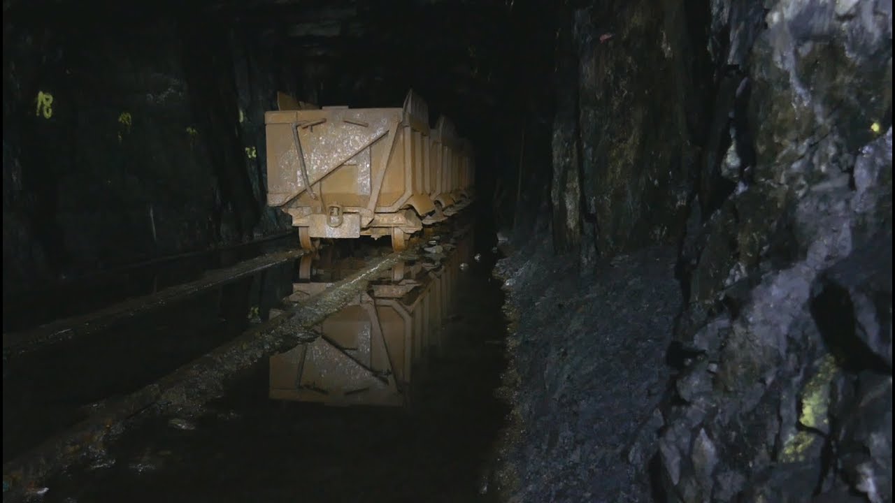 Över 100 m vertikal klättring ner till vagnar i en övergiven gruva