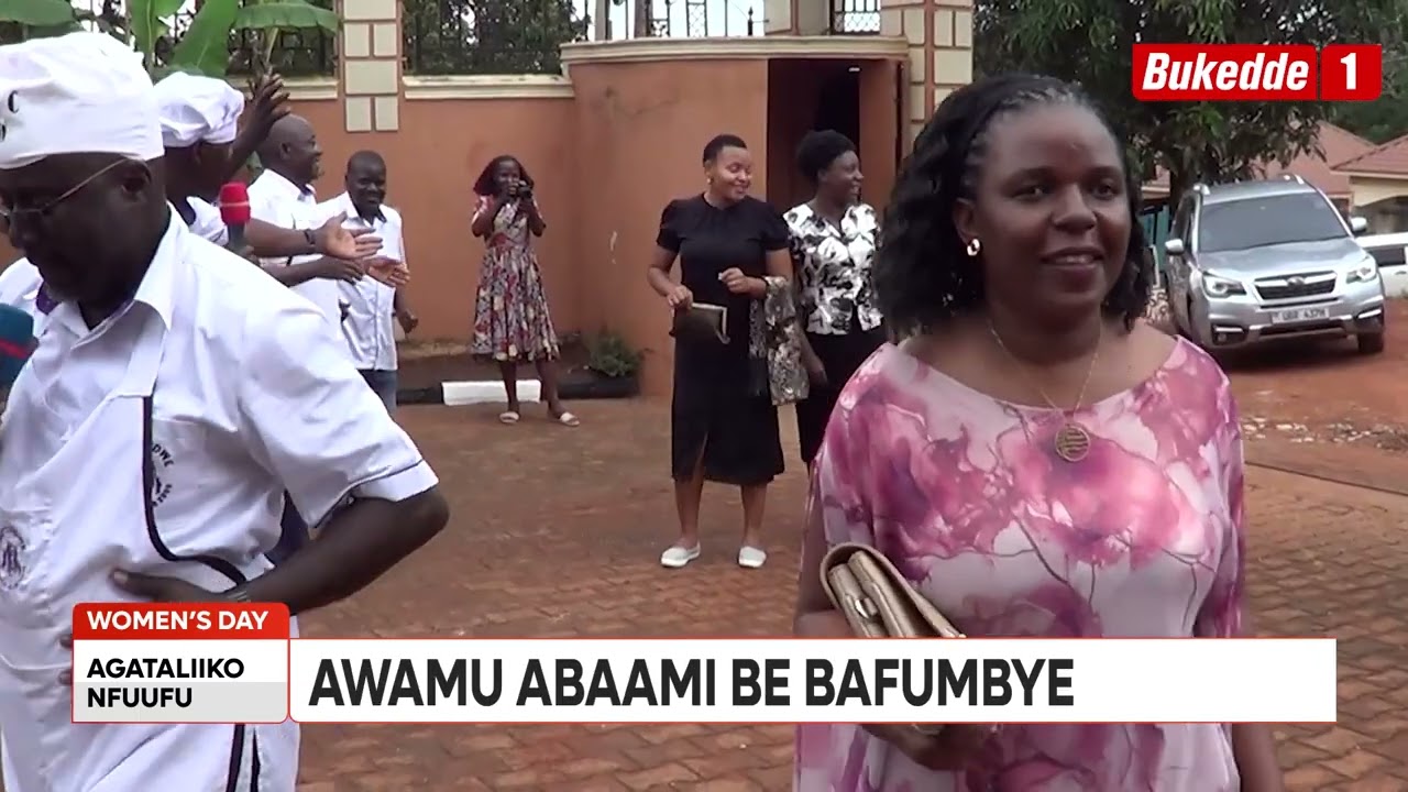 Agataliikonfuufu: Olunaku lw'abakyala lukuziddwa mu Style.  Abasajja bebafumbye.