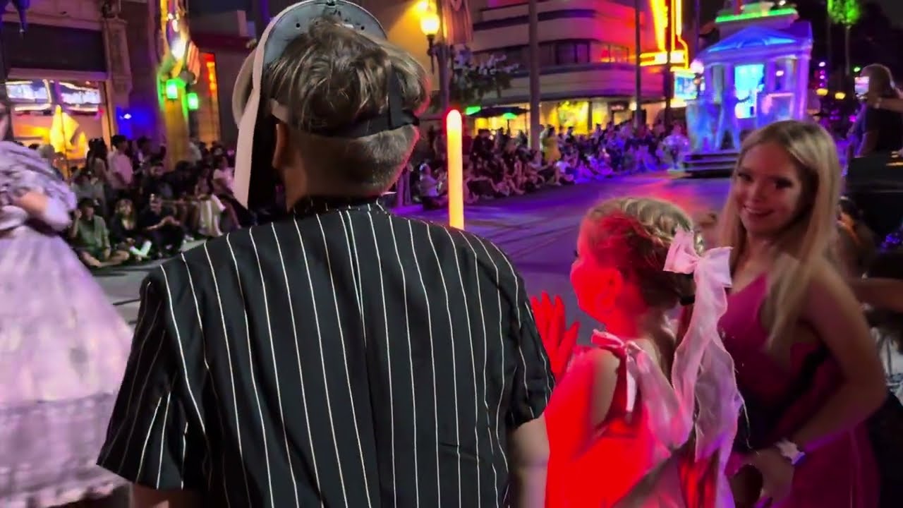 The villains are coming! Oogie boogie bash Halloween parade in Disney California adventure 