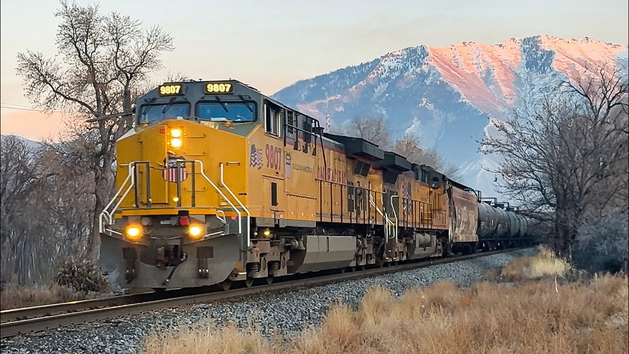 [4K] Ex CNW 8703 leads UP’s OWUSJ through town!