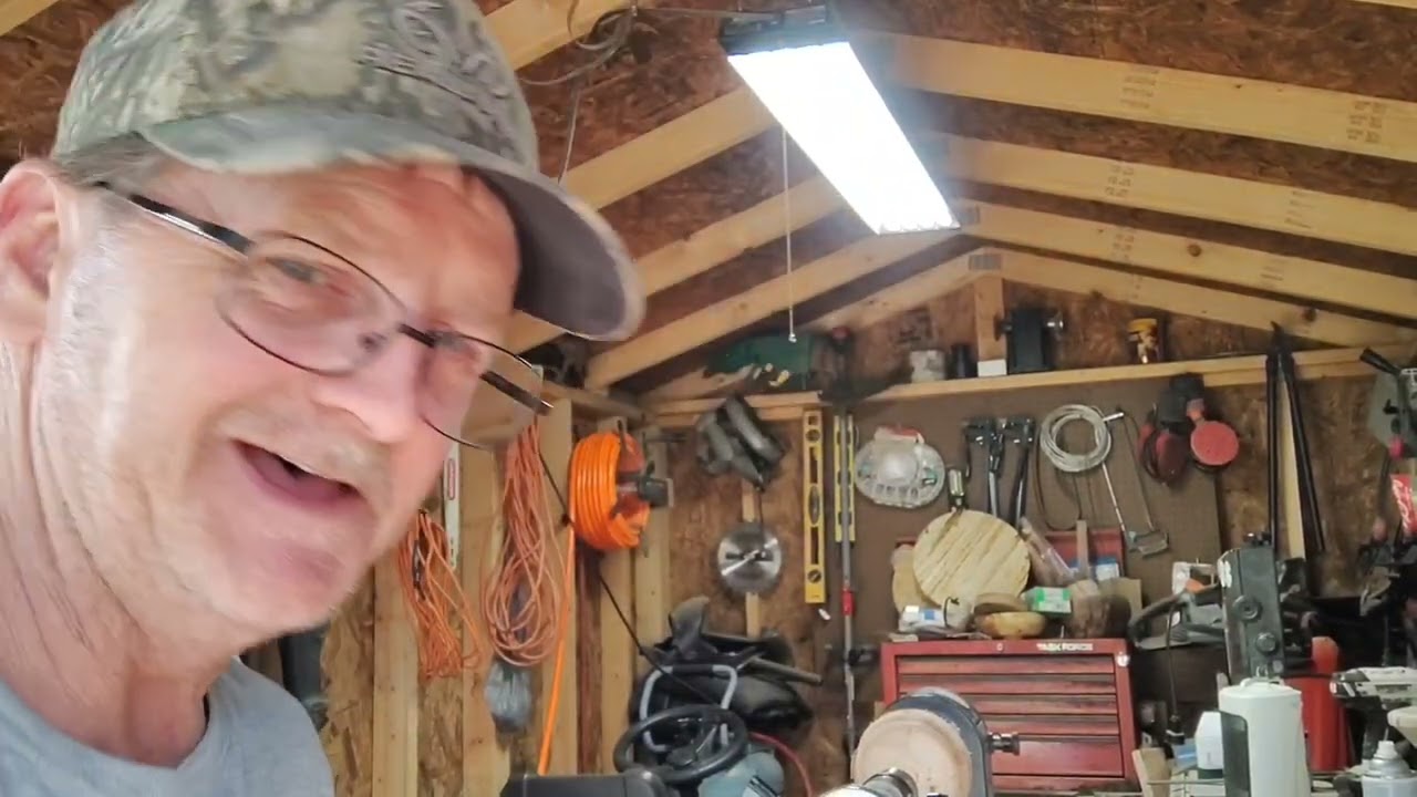 Putting together my new WEN lathe stand 