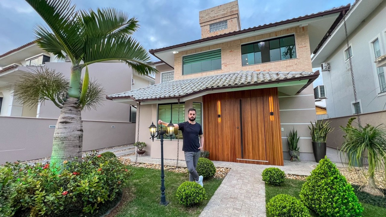 Descubra a Mansão Dúplex Clássica de Alto Padrão em Pedra Branca Hoje!