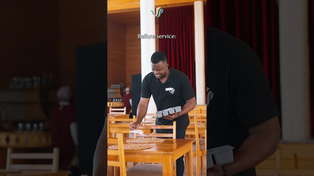 🍽️ Notre &eacute;quipe de service en salle : Attentive et souriante 🥰
