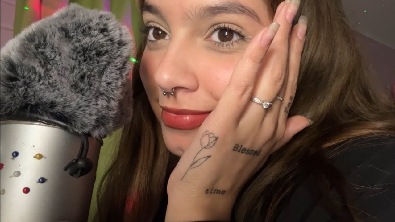 ASMR SUSURRANDO CERQUITA, HISTORIA DE MIS TATUAJES Y FOTOS| SOFIWI