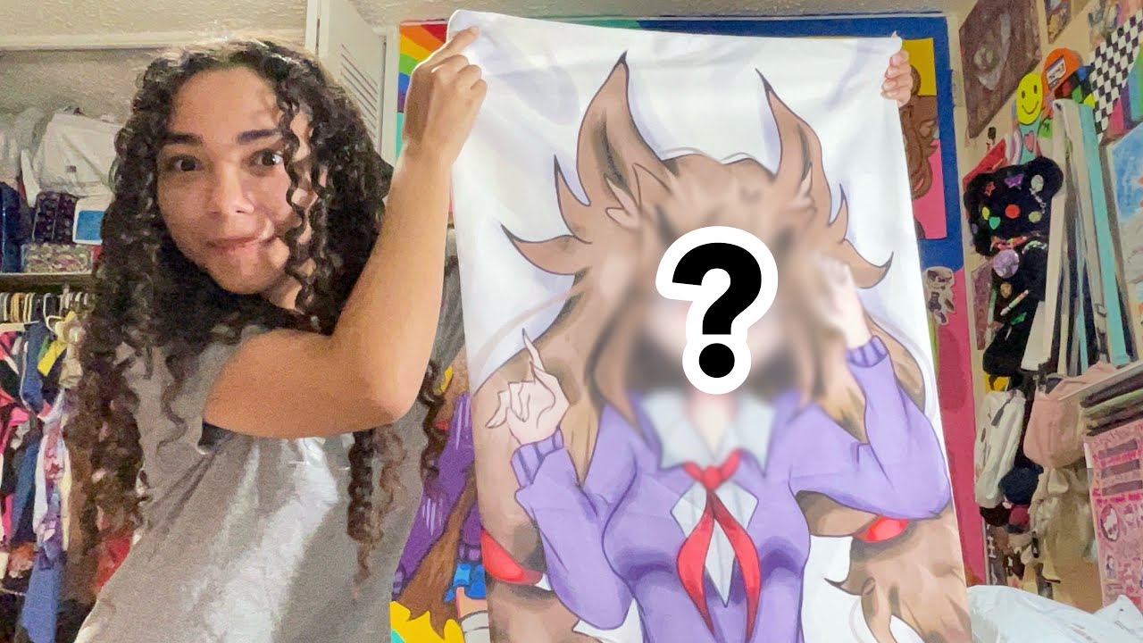 I made a BODY PILLOW of my OC… 