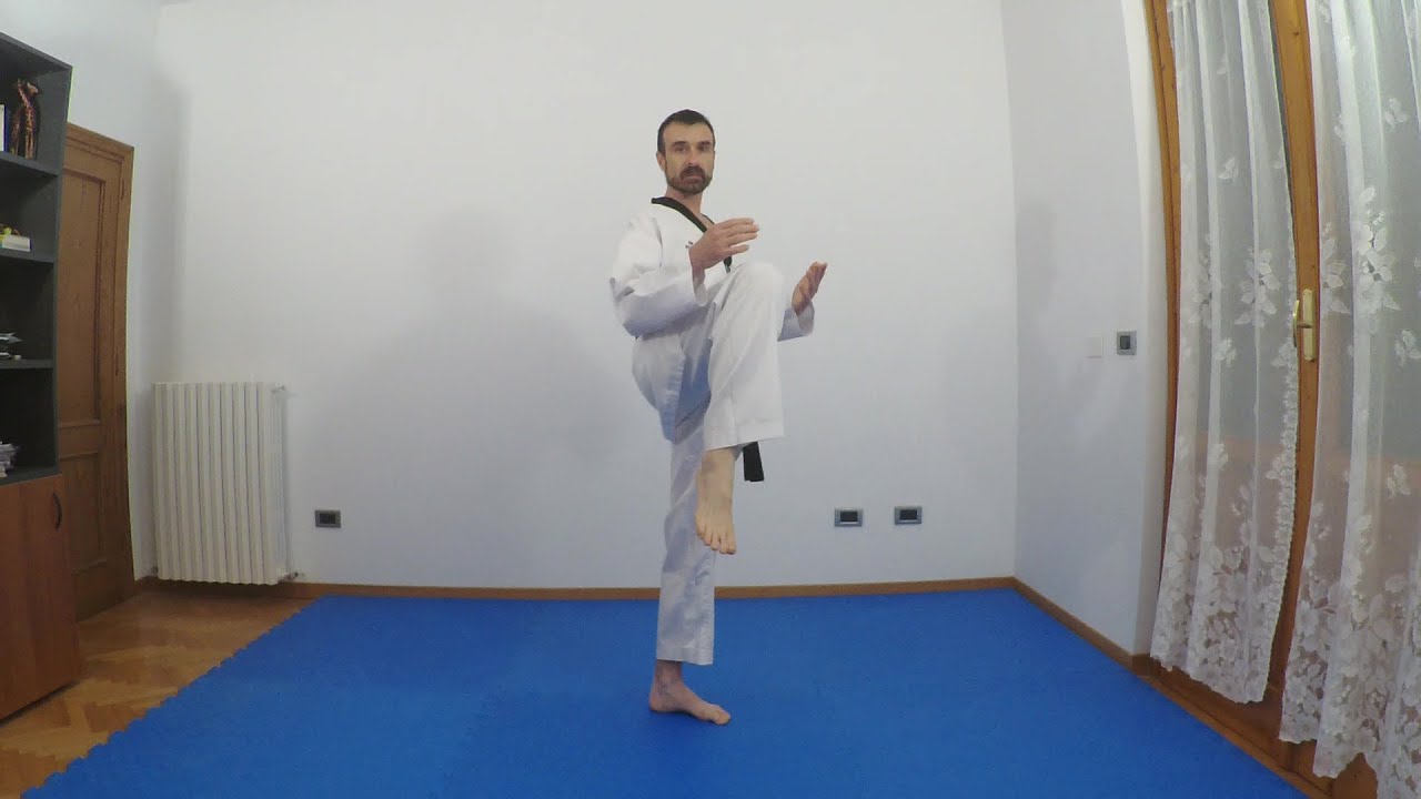 Il calcio SEMI-circolare nel Taekwondo - BANDAL CHAGI - differenza calcio circolare DOLLYO CHAGI