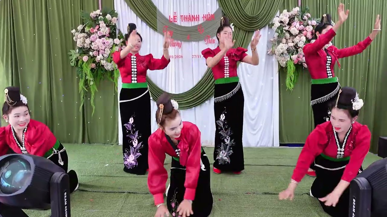ĐVNGĐ BIỂU DIỄN TẠI LỄ THÀNH HÔN CR TÒNG NHƯỢNG - LÒ THƠM TẠI TƯ GIA NHÀ TRAI BẢN PHẢI XÃ PÚNG BÁNH 