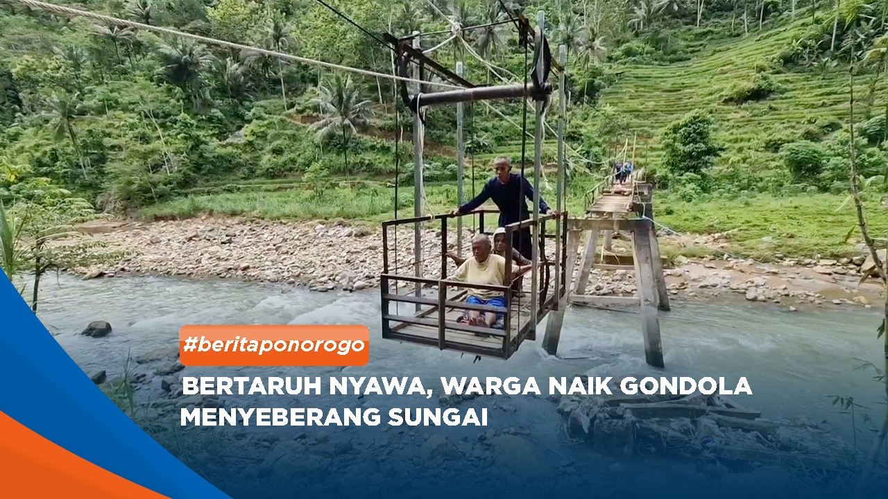 PONOROGO - Bertaruh Nyawa, Warga Naik Gondola Menyeberang Sungai