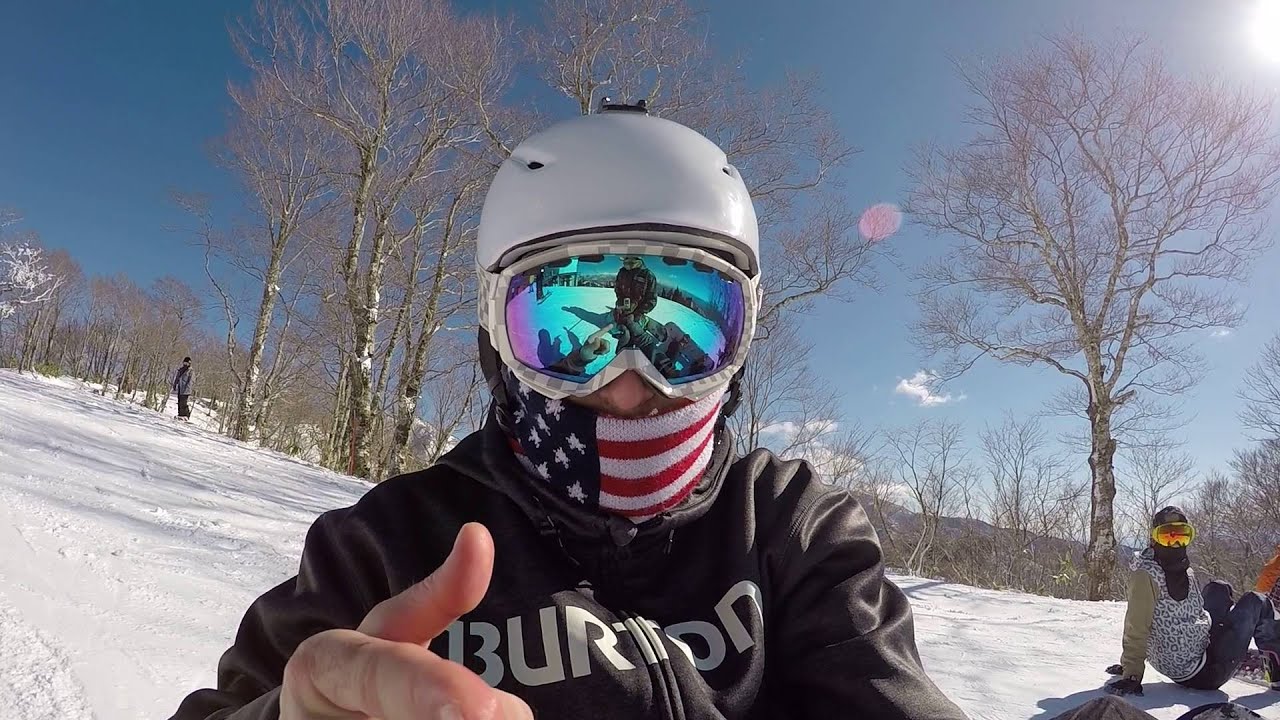 SNOWBOARDING IN JAPAN (LUCAS E HOSHIDA)