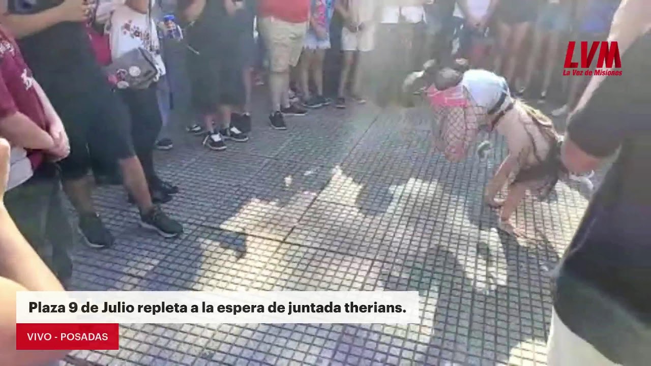 VIVO. POSADAS. Plaza 9 de Julio repleta a la espera de juntada therians.