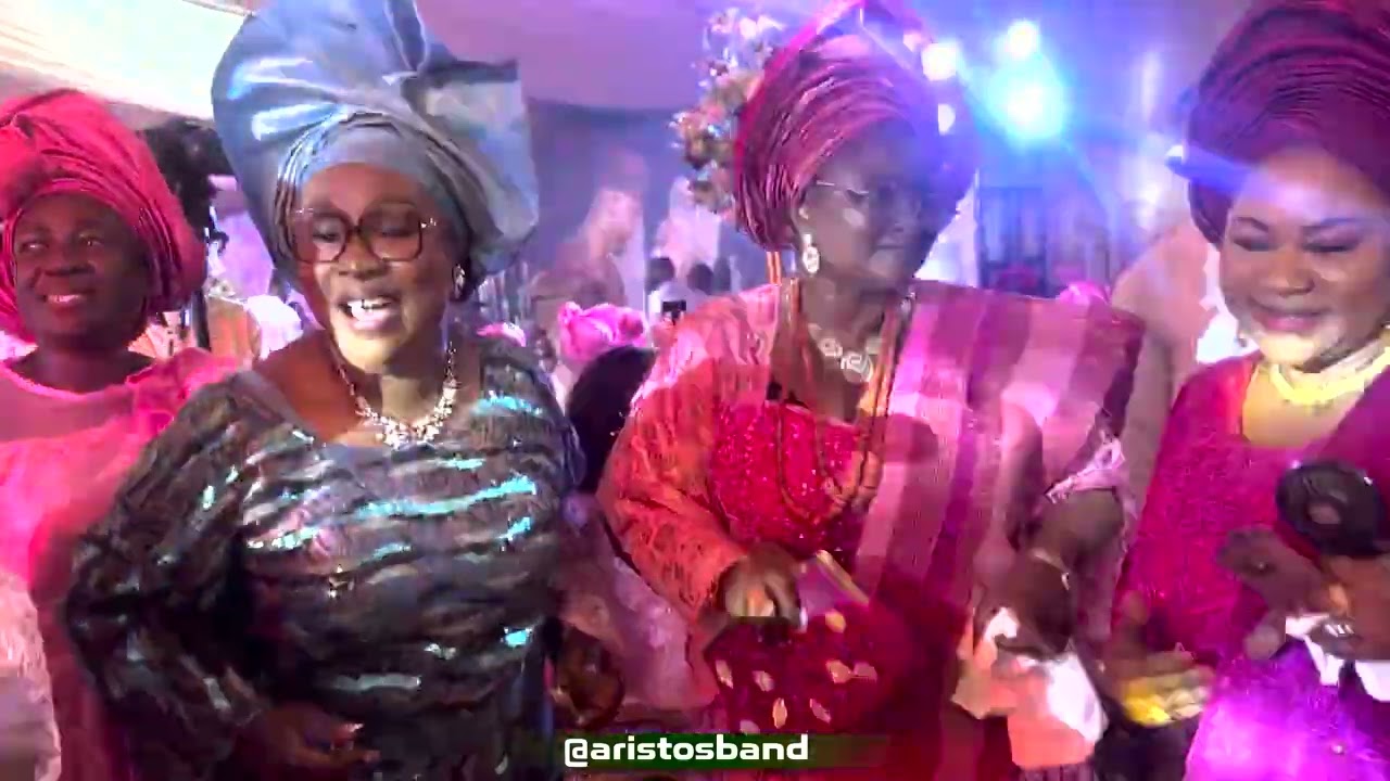 Grand entrance of Capt Oladipo & Mrs Olawunmi Olanrewaju at the trad wedding of Ololade & Amedu