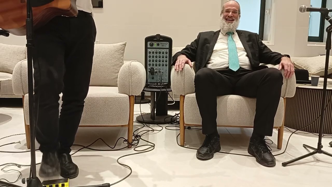 טיש חסידי לקראת פורים עם הנגן- זמר חייקי מובשוביץ והרב משה חיים הר נוי. הטיש התקיים ב