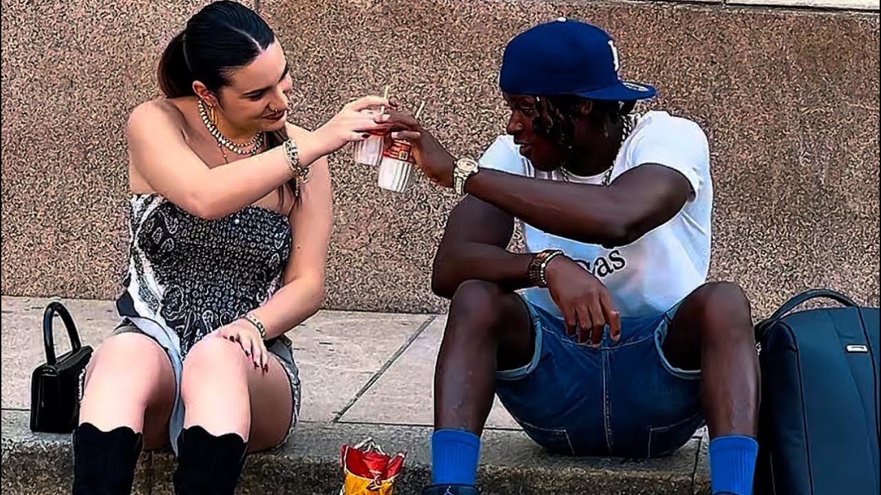 I offer a smile to strangers in the street🫠🥰#love #lovely #explore #youtube #fyp #amor #viral 