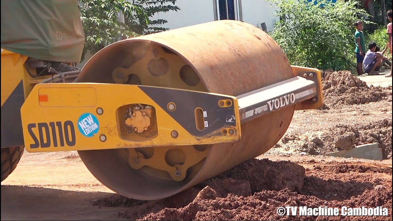 Roller Volvo SD110 soil compactor with bulldozer grading road អាប៊ុលរុញដីហាលអោយស្ងួត
