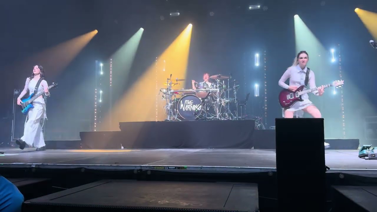 The Warning - Narcisista | live Palladium Cologne 15/04/2025  (Front row)