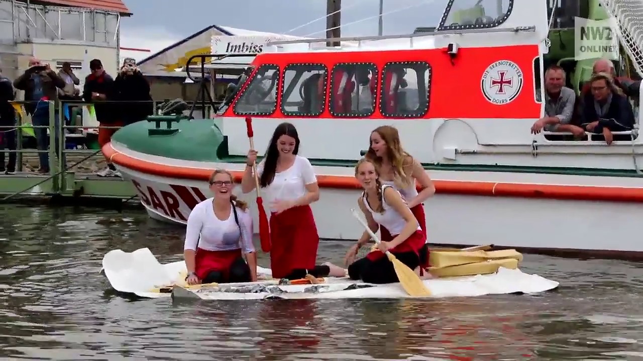 Heißes Rennen bei der Papierboot-Regatta