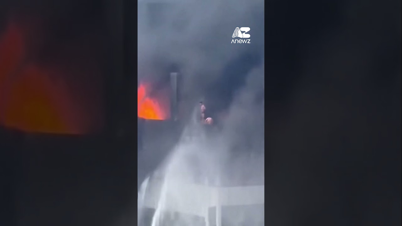 People trapped on rooftop as deadly fire engulfs shoe factory in China