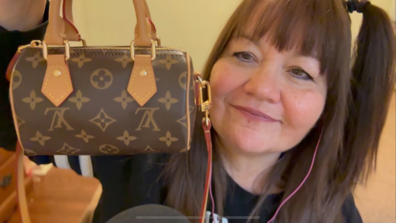 ASMR what&rsquo;s in my Bag 👜 ✨(soft whispers + tapping tingles)
