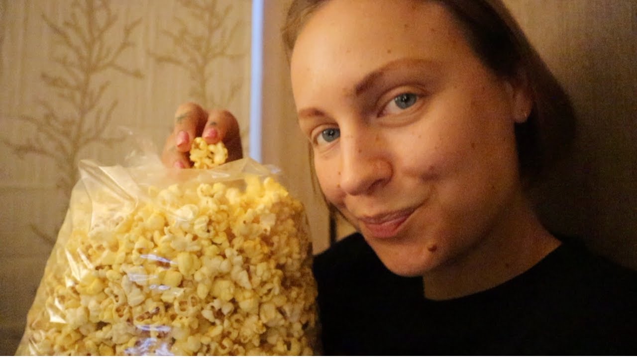 ASMR | Eating Popcorn🍿at the back of the Cinema🎞️ while Whispering in your Ear👂🏻