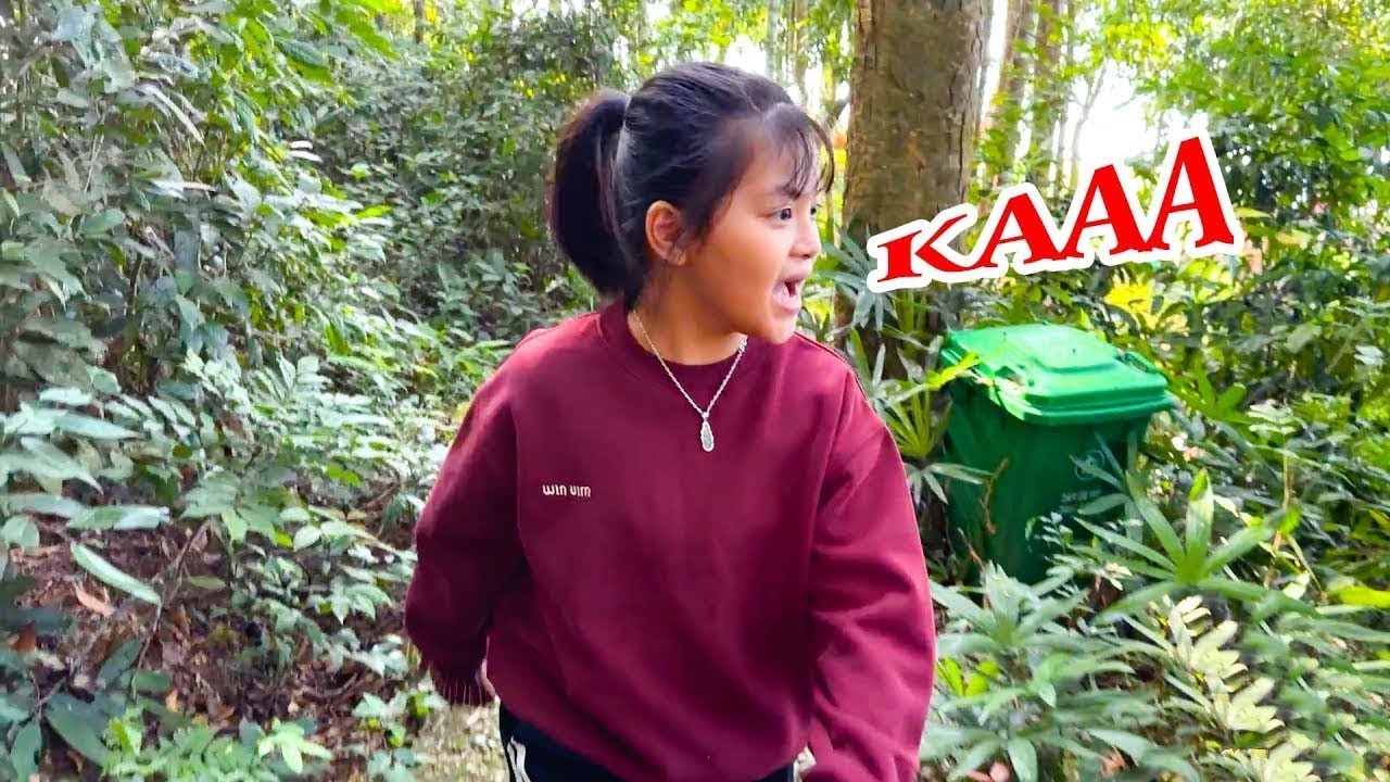 Quynh shouted loudly to call Monkey Kaka in the jungle