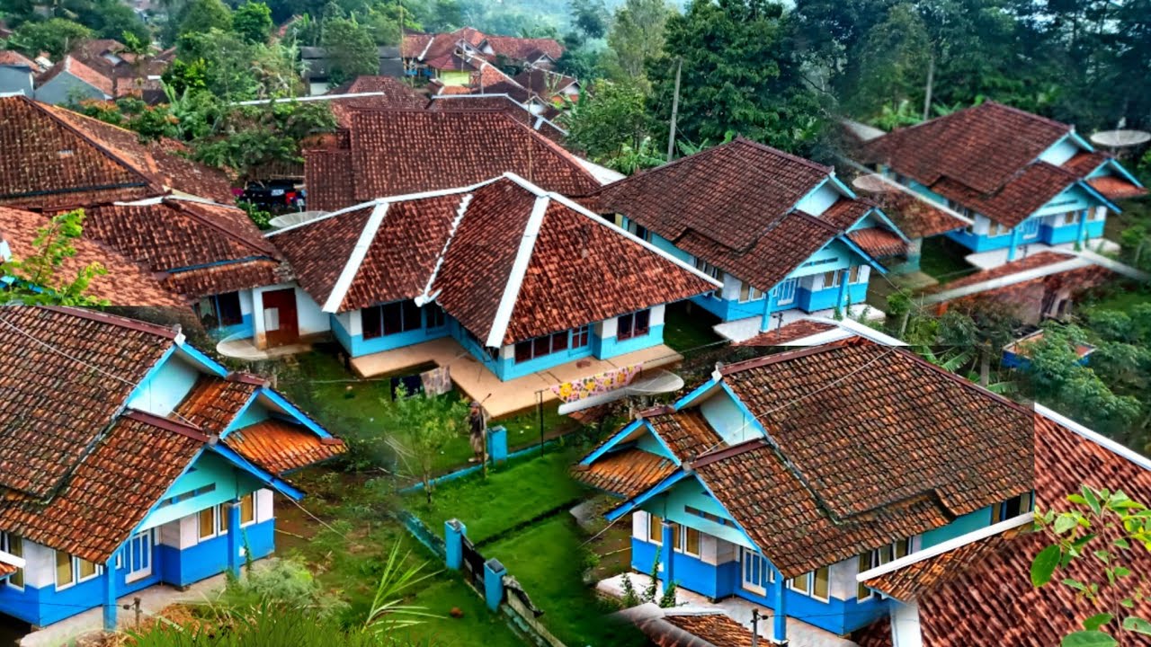 Menakjubkan ! Suasana Kampung di penuhi rumah panggung keren warna biru