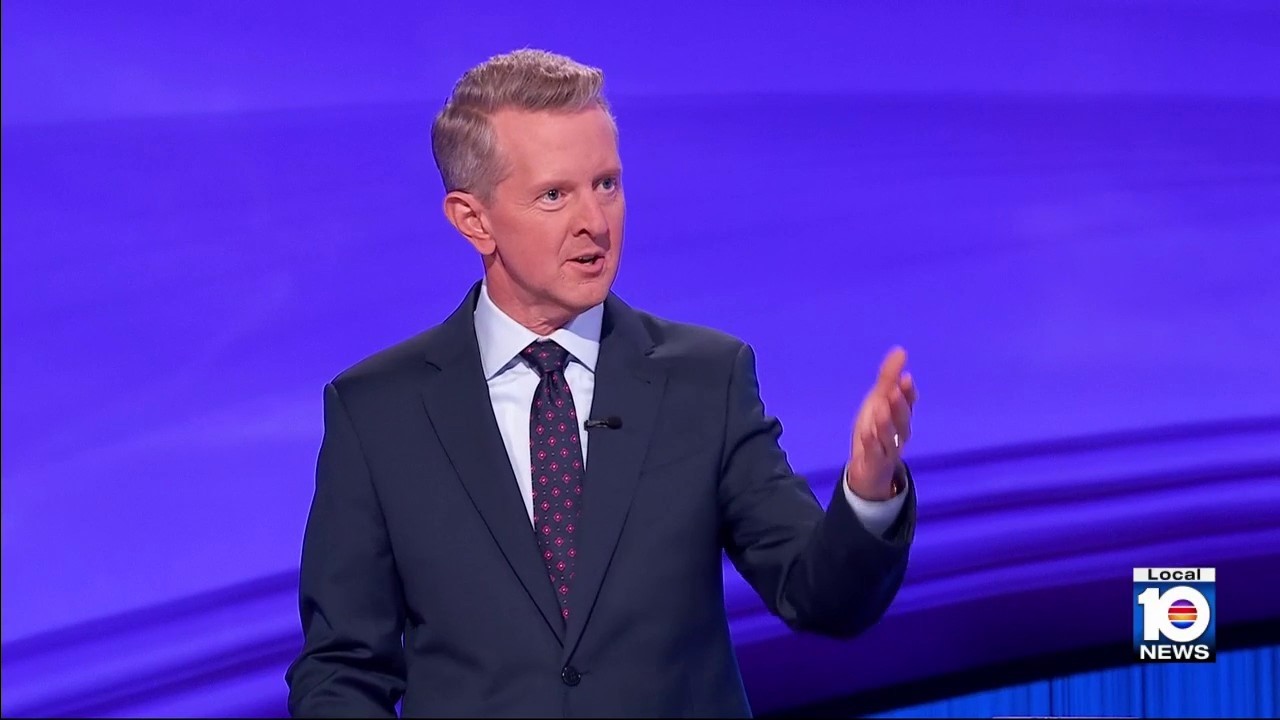 Ведущий Jeopardy! Кен Дженнингс хочет сохранить наследие шоу и его первого ведущего Алекса Требека