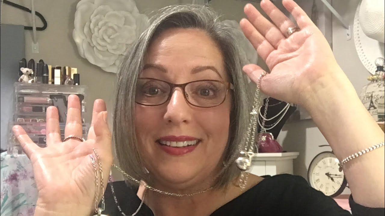 TIPS TO DISGUISE HAIR GROWTH WHILE TRANSITIONING TO YOUR NATURAL GRAY HAIR COLOR | MOD PODGE