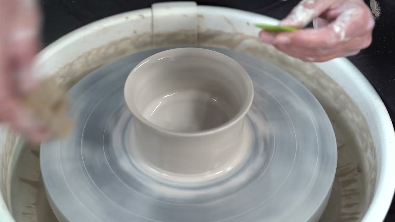 Wie man einen schönen runden Übergang vom Boden zur Seitenwand bei einer Schale hinbekommt