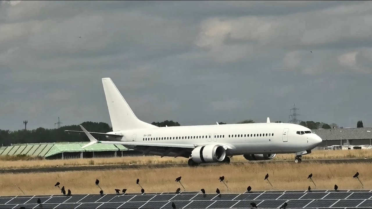 SmartLynx 737 MAX 8 (9H-ORN) landet am Flughafen Saarbrücken