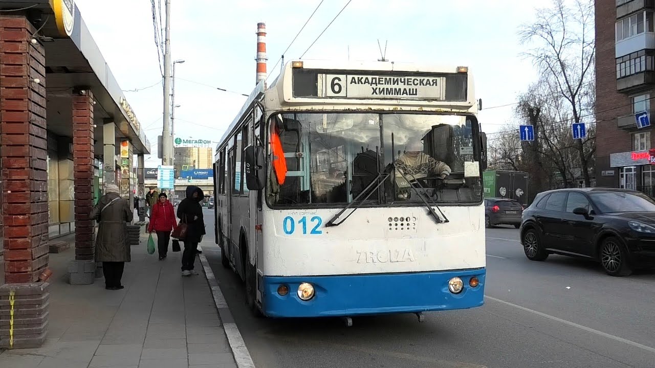 Троллейбус Екатеринбурга ЗиУ-682Г-016.02 борт. №012 маршрут 6 на остановке 