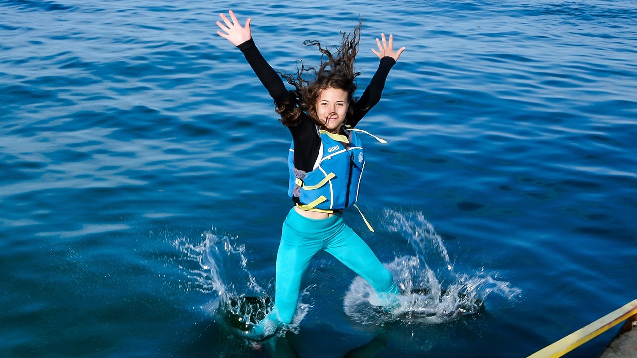 WOW! A BEAUTIFUL GIRL JUMPS FROM A BREAKWATER INTO THE SEA IN HER CLOTHES AND GETTING COMPLETELY WET