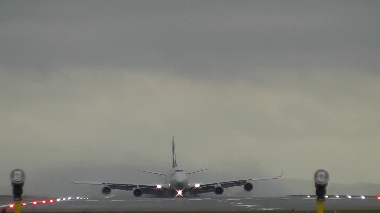 747 virgin massive reverse thrust  crosswind landing