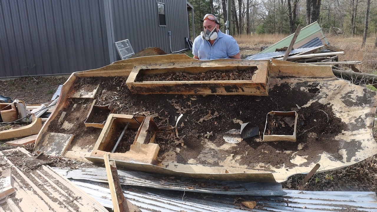 Bon Voyage, I Cut up a 14 ft 1983 Kingfisher Fiberglass Boat - Demolition and Removal