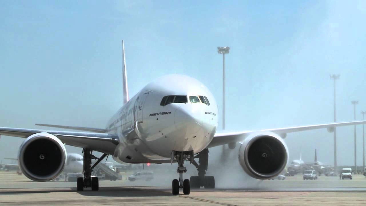 Llegada del Boeing 777-300ER de Emirates al aeropuerto de Barcelona