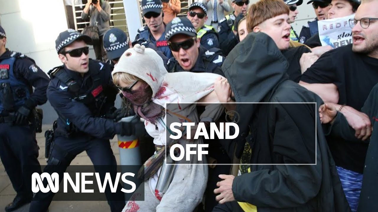 Police defend tactics after second day of Melbourne climate protests turn violent | ABC News