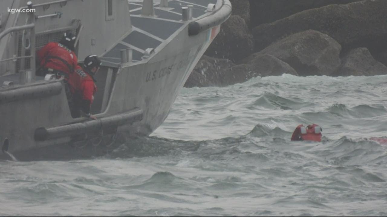 2 dead after fishing boat capsizes on Oregon Coast