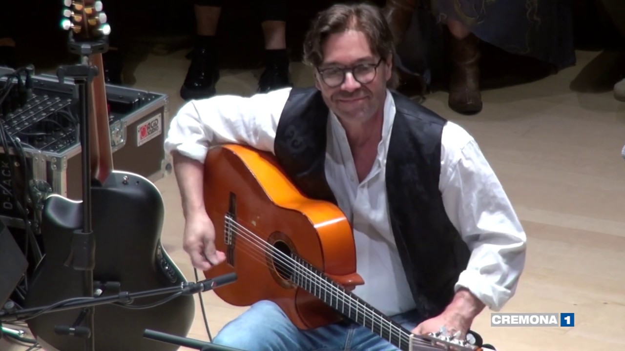 La chitarra di Al Di Meola inaugura 