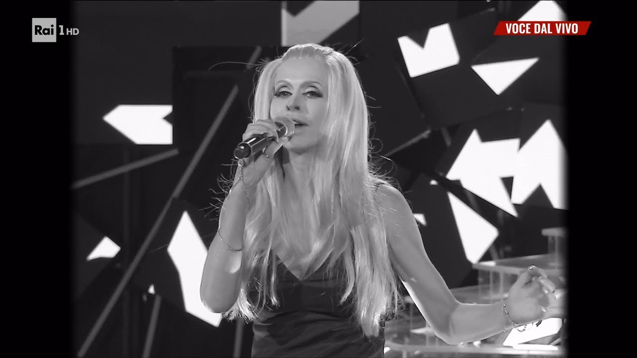 Valeria Marini - Patty Pravo canta 