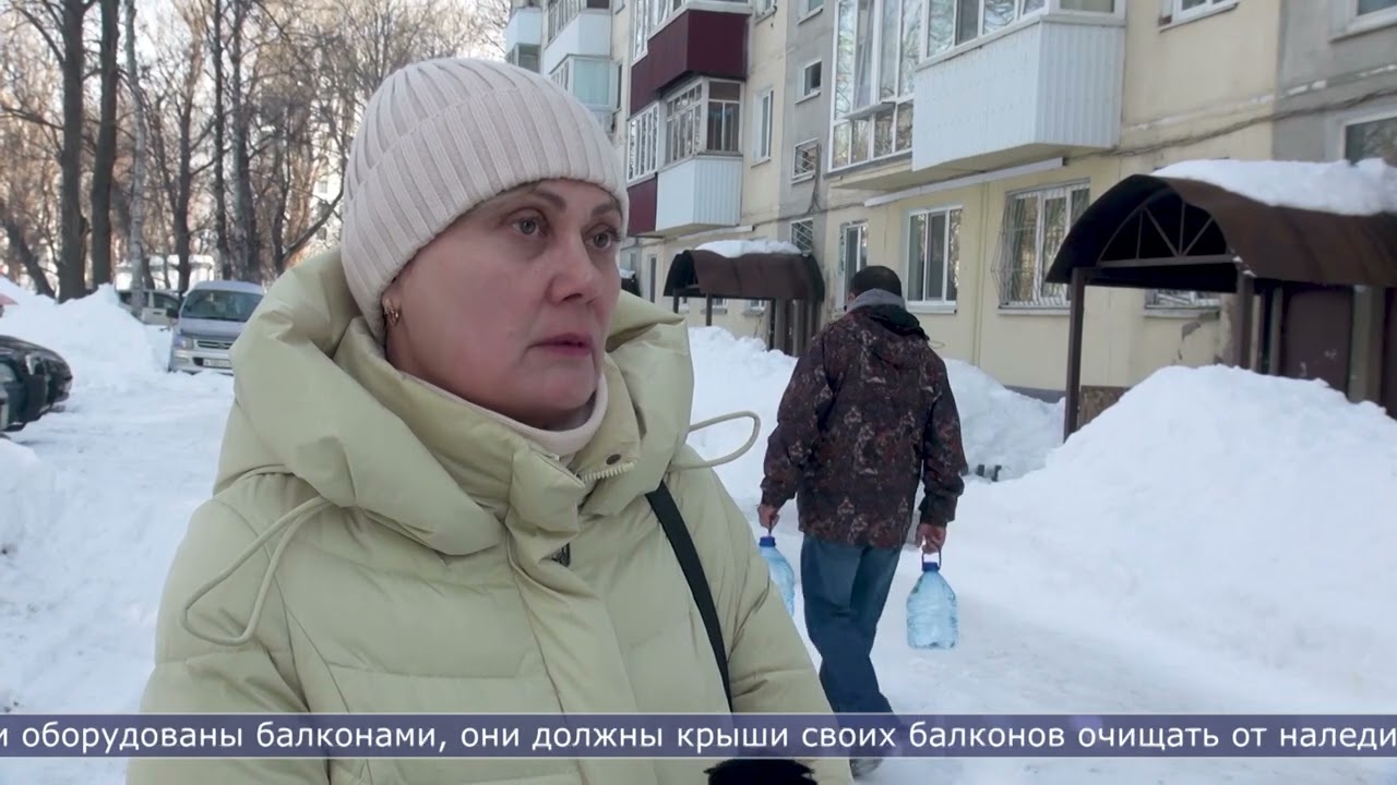 12.03.2026 Альпинисты расчищают от снега крыши домов в Южно-Сахалинске