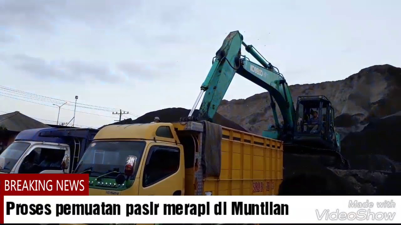 Proses pemuatan pasir merapi di Muntilan